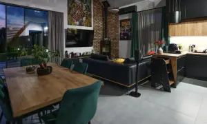 Nowoczesny salon z jadalnią i aneksem kuchennym. Zastanawiasz się, ile kosztuje wykończenie mieszkania w takim stylu?