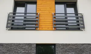 Nowoczesne balkony francuskie z drewnianą okładziną i szarymi balustradami, idealne do podziwiania widoków.
