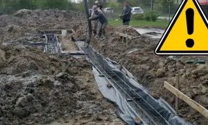 Budowa trwa, wylewane są ławy fundamentowe. Beton płynie z pompy do zbrojenia.