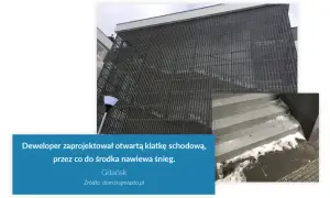 Otwarta klatka schodowa, przez którą nawiewa śnieg. Przykład patodeweloperki w Gdańsku.