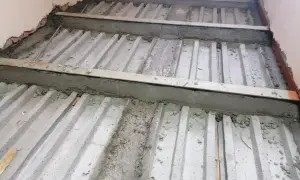 Budowa stropu w trakcie. Widoczne betonowe pustaki i zbrojenie.