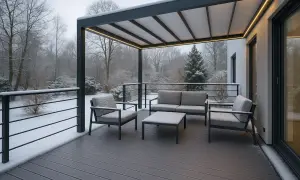 Nowoczesna budowa zadaszonego tarasu z meblami ogrodowymi, otoczona zimowym krajobrazem.