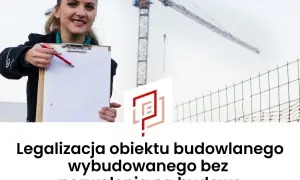 Kobieta z notatkami i długopisem wskazuje na dokumenty. W tle dźwig budowlany i siatka. Temat: legalizacja samowoli budowlanej.