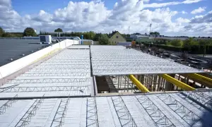 Budowa dachu z prefabrykowanych elementów, ukazująca różne rodzaje stropów w trakcie montażu.