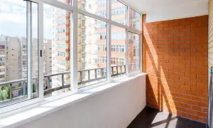 Jak zabudować balkon w bloku? Kluczowe informacje i porady praktyczne