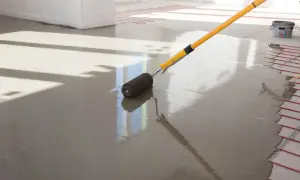 Wałek do odpowietrzania wylewki anhydrytowej na ogrzewaniu podłogowym.