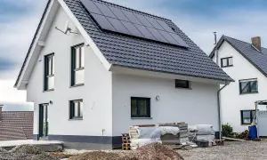 Nowe wille z panelami słonecznymi na dachu, w trakcie budowy.