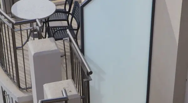 Jak skutecznie odgrodzić się od sąsiadów na balkonie w bloku