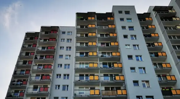 Czy warto wykupić grunt pod swoim mieszkaniem w bloku? Koszty i ryzyka