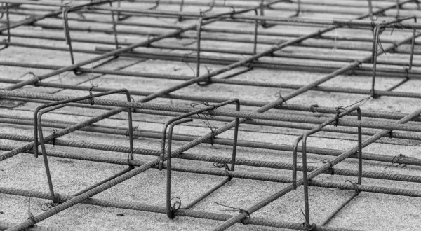 Siatka zbrojeniowa płyty fundamentowej, gotowa do zalania betonem. Stalowe pręty tworzą solidną konstrukcję.