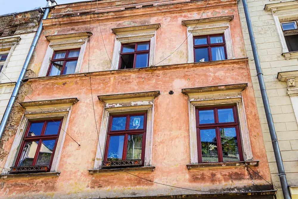 Kiedy budynek staje się zabytkiem? Odkryj kluczowe kryteria i proces