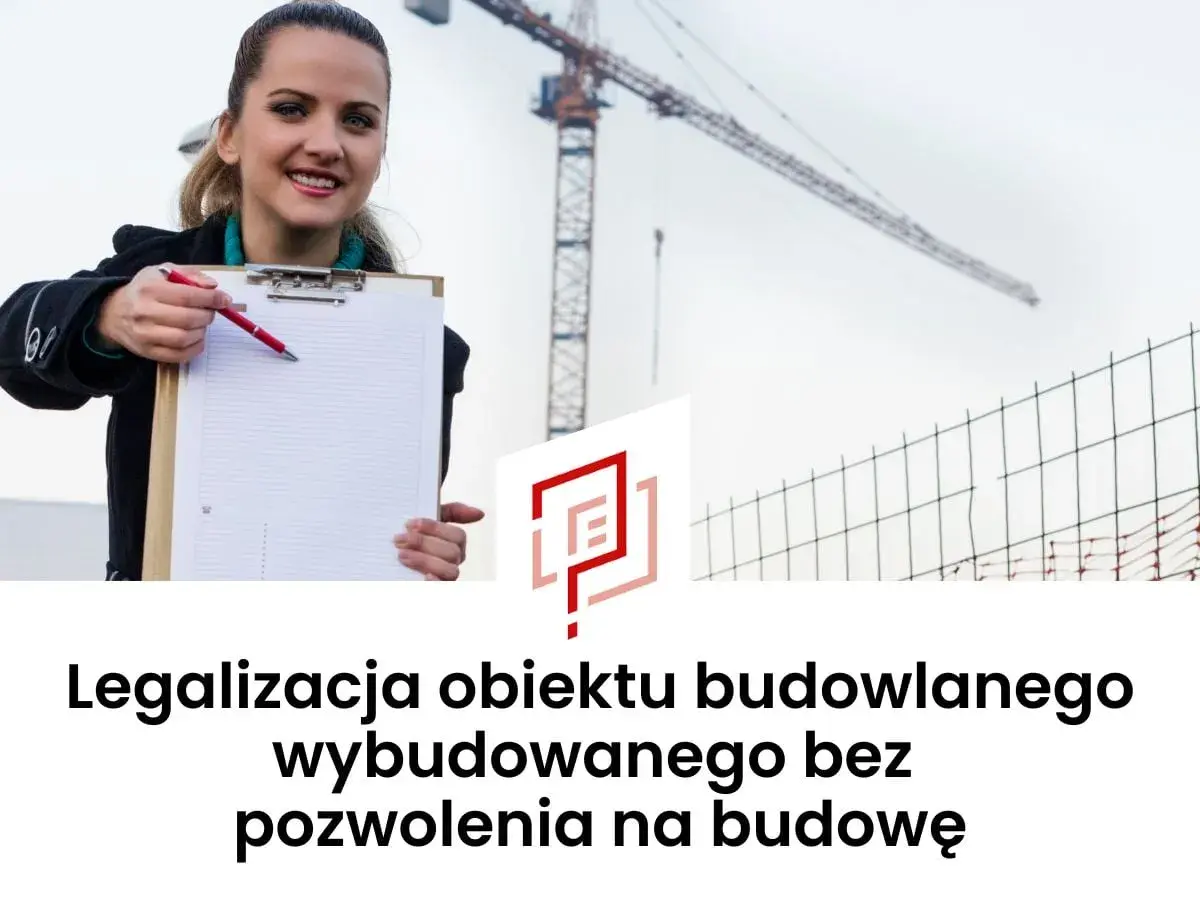 Kobieta z notatkami i długopisem wskazuje na dokumenty. W tle dźwig budowlany i siatka. Temat: legalizacja samowoli budowlanej.