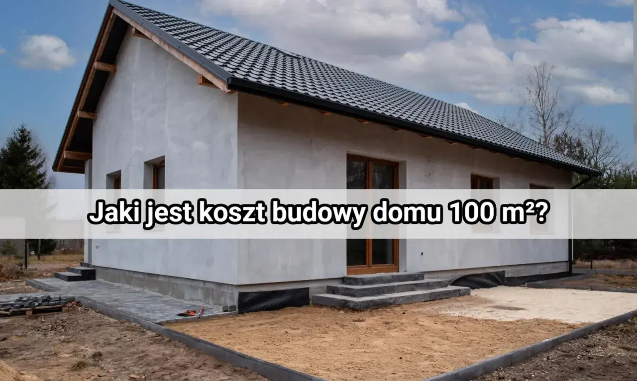 Dom w budowie, szary tynk, czarny dach. Na zdjęciu tekst: "Jaki jest koszt budowy domu 100 m²?".