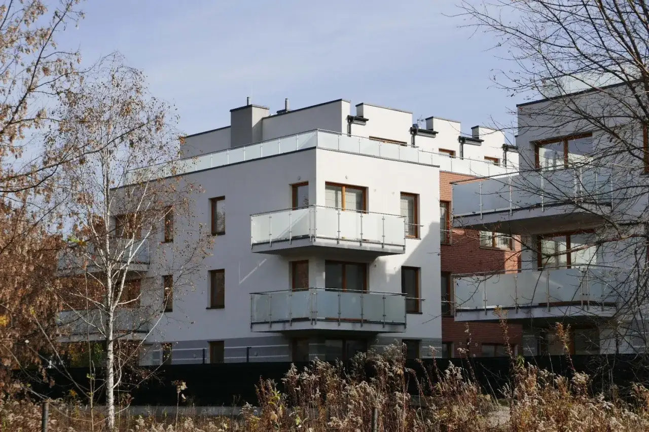 Nowoczesne bloki z balkonami, które mogłyby być symbolem patodeweloperki – ciasno upakowane, z minimalną ilością zieleni.