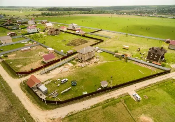 Kiedy działka rolna staje się budowlaną? Kluczowe informacje i procesy
