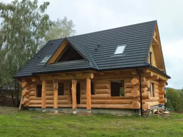 Piękny dom z bali, cena pod klucz. Naturalne drewno, solidna konstrukcja, gotowy do zamieszkania.