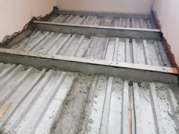 Budowa stropu w trakcie. Widoczne betonowe pustaki i zbrojenie.
