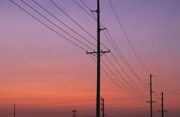 Jak skutecznie pozbyć się słupa energetycznego na działce?