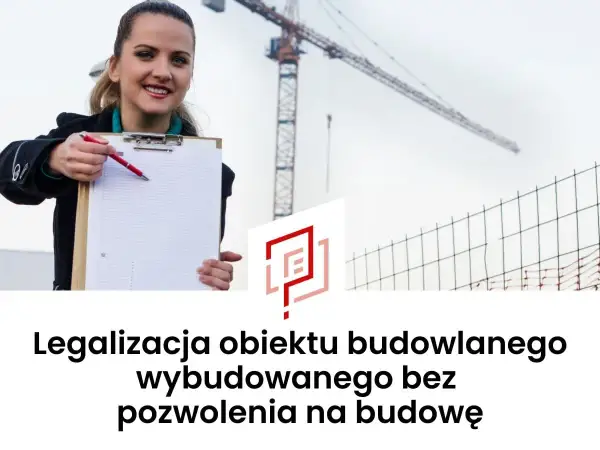 Kobieta z notatkami i długopisem wskazuje na dokumenty. W tle dźwig budowlany i siatka. Temat: legalizacja samowoli budowlanej.