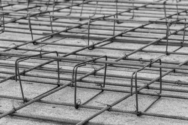 Siatka zbrojeniowa płyty fundamentowej, gotowa do zalania betonem. Stalowe pręty tworzą solidną konstrukcję.