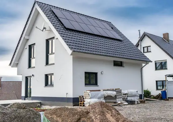 Nowe wille z panelami słonecznymi na dachu, w trakcie budowy.